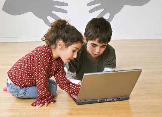 Παιδιά στο laptop