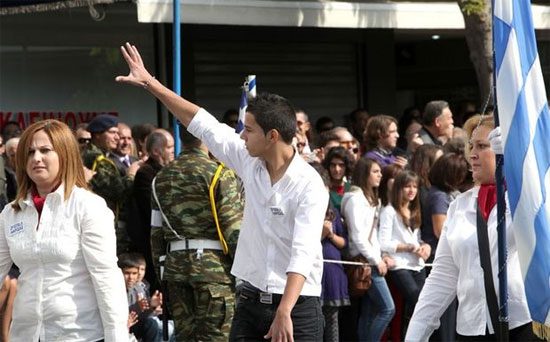 Αποβολή στον μαθητή που μούντζωσε τους επισήμους στην παρέλαση της Λάρισας