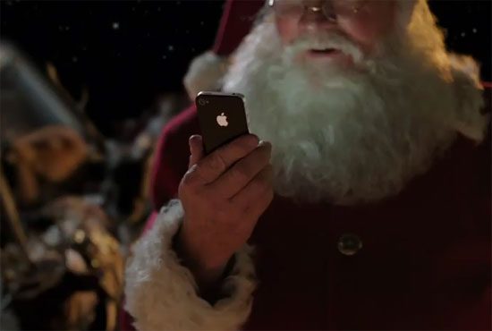 Ο Άγιος Βασίλης χρησιμοποιεί iPhone 4S και με τη βοήθεια της Siri παραδίδει τα δώρα!