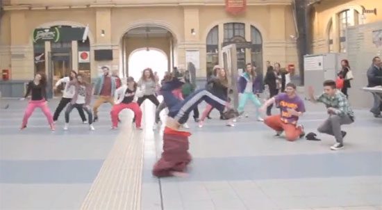 Misirlou Shake στο σταθμό του Πειραιά! (video)