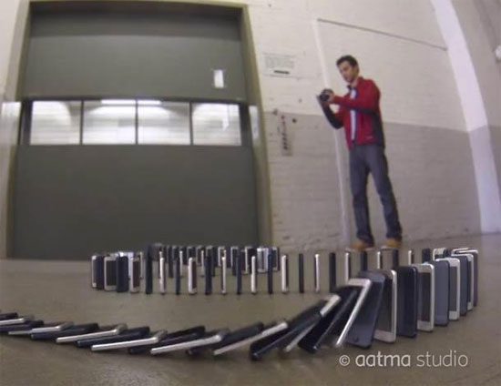 Απίστευτο ντόμινο με 10.000 iPhone 5 να πέφτουν!