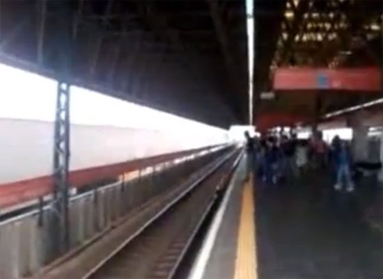 Γυναίκα έπεσε στις ράγες του τρένου για να πιάσει το κινητό της!