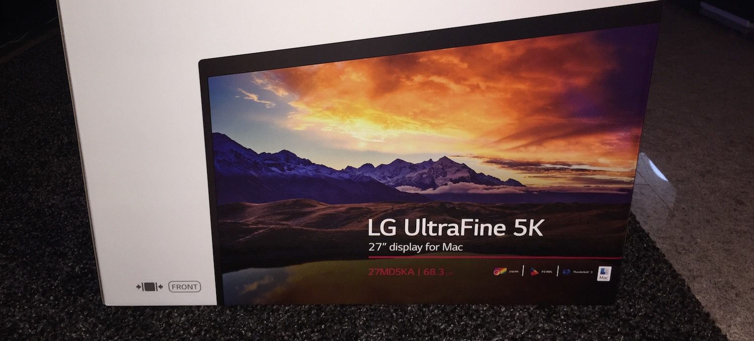 LG UltraFine 5K display box