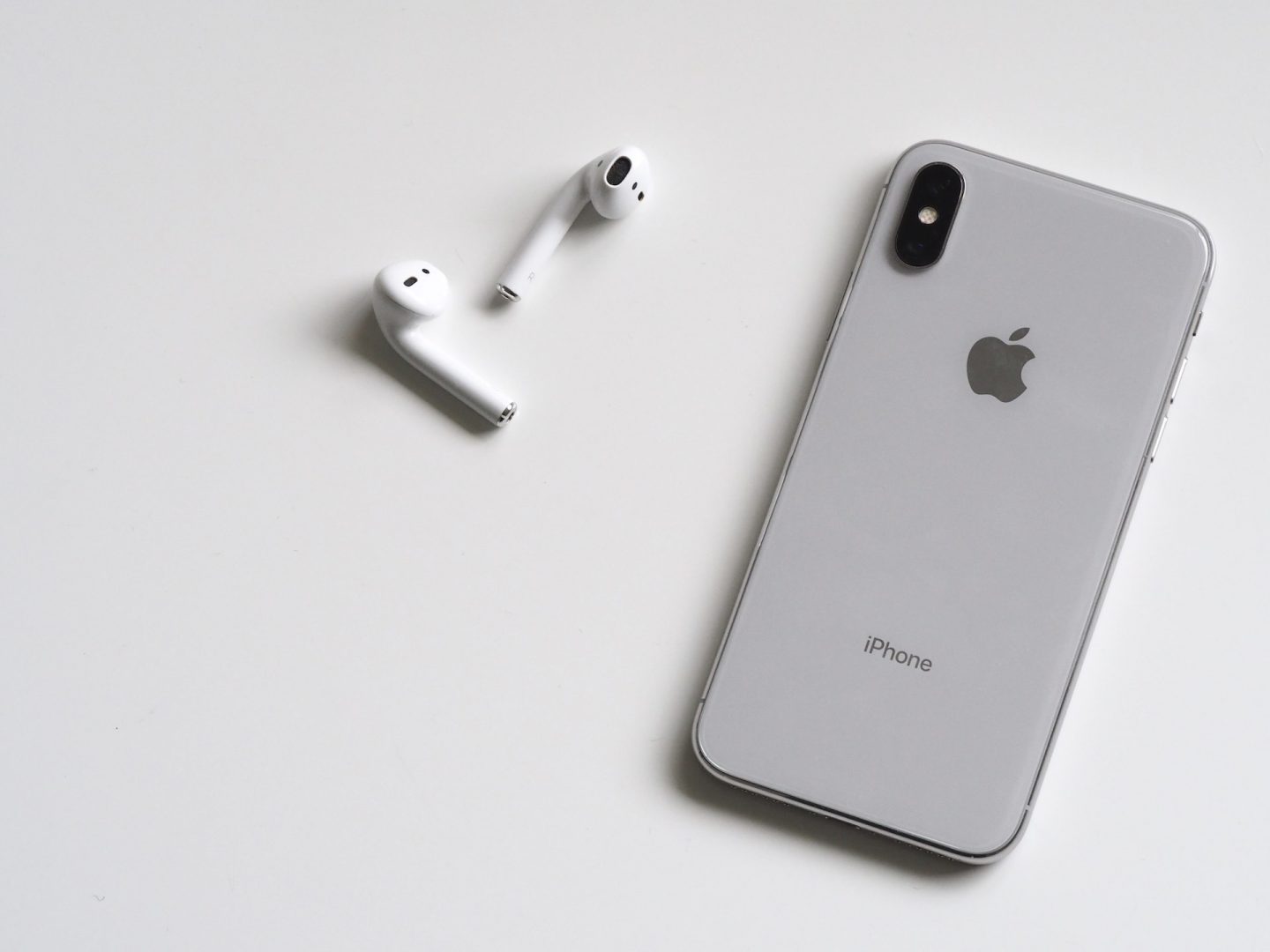 Apple iPhone X white with AirPods