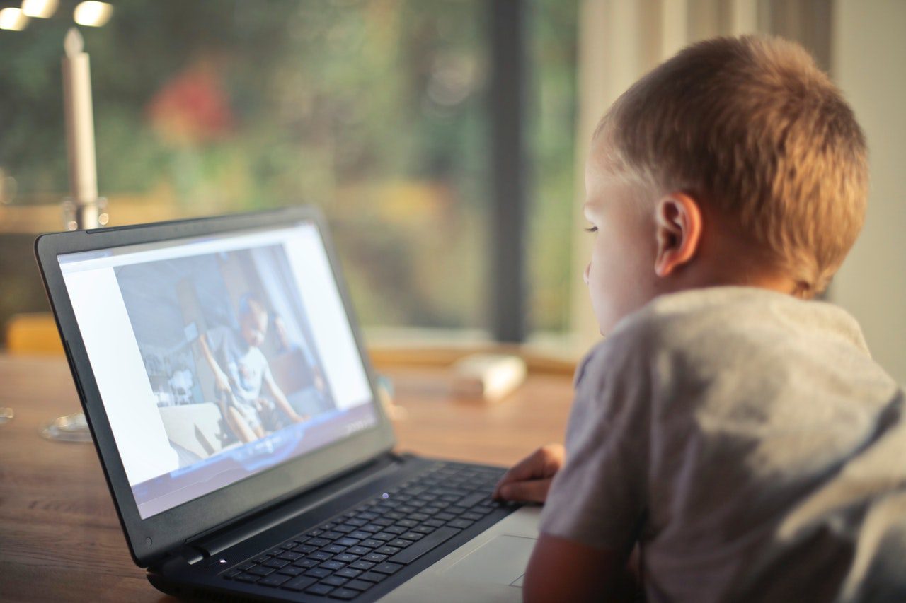 Παιδί με laptop στο Internet